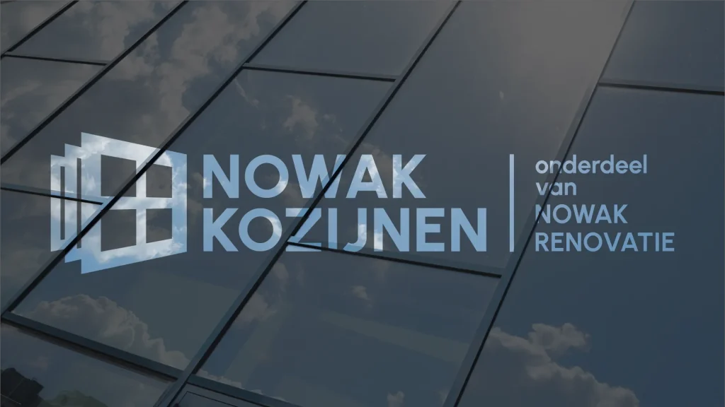 Wit logo van Nowak Kozijnen met de tekst "onderdeel van Nowak Renovatie" op een achtergrond van ramen