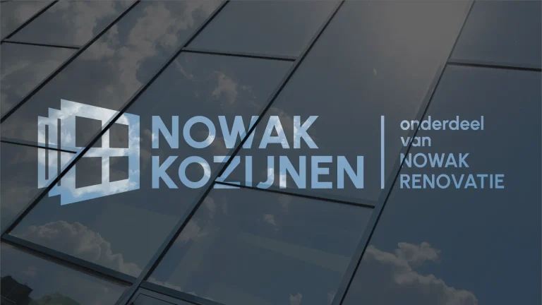 Wit logo van Nowak Kozijnen met de tekst "onderdeel van Nowak Renovatie" op een achtergrond van ramen
